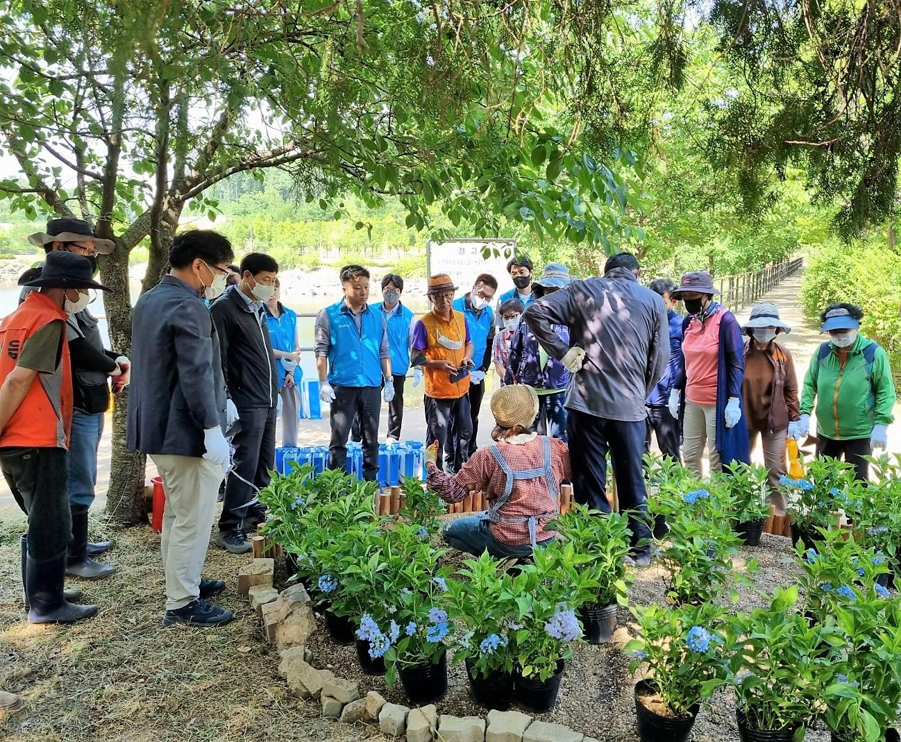 [뉴스]  에코프로, 오창읍 주민들과 ‘수국 정원 조성’ 꽃 심기 참여