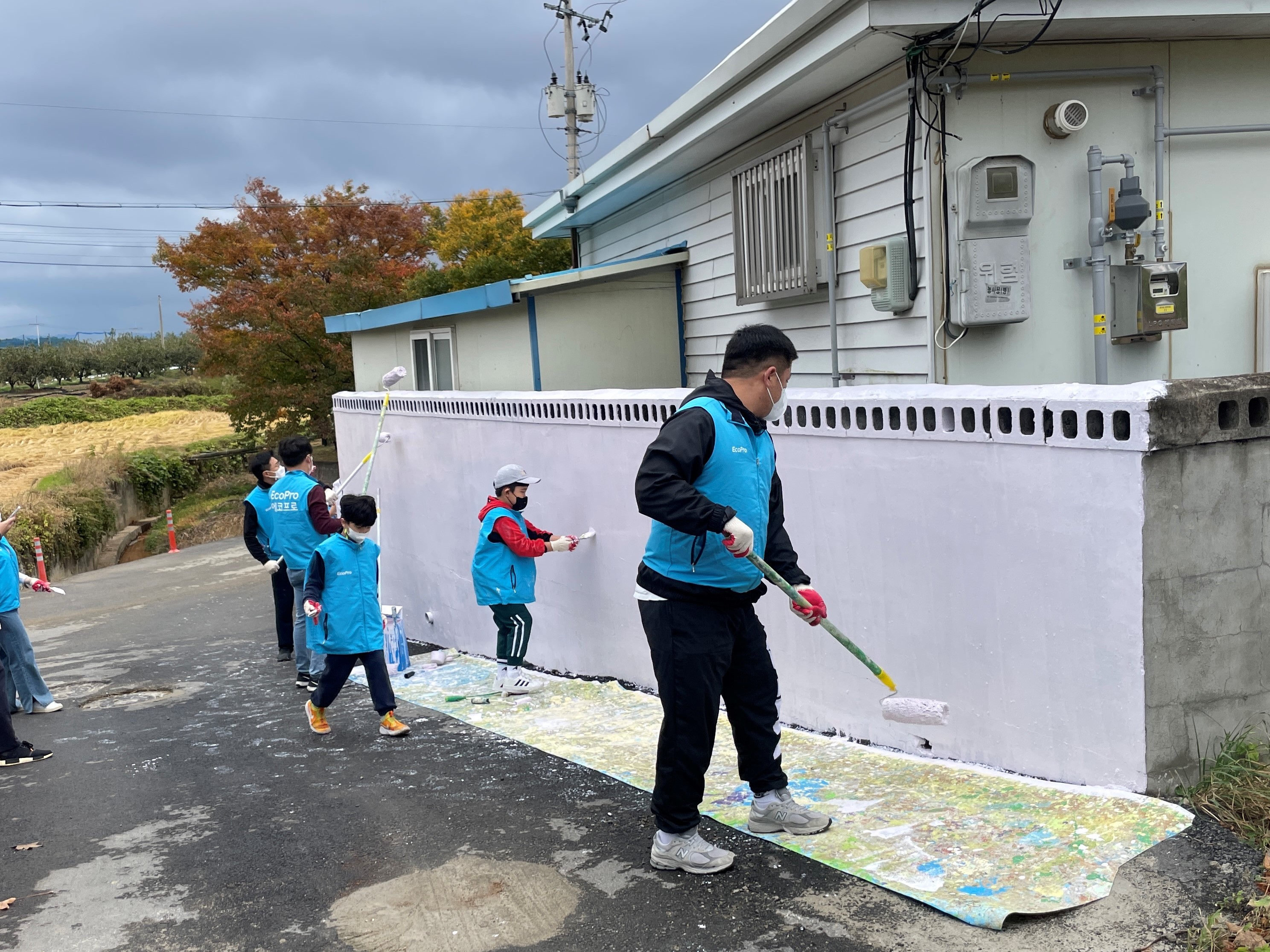 Volunteer work to draw murals in Pohang Happiness Village